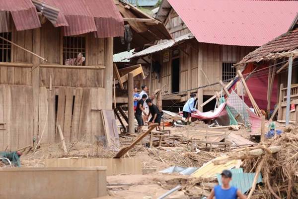 Khử khuẩn ngăn chặn dịch bệnh tại tâm lũ